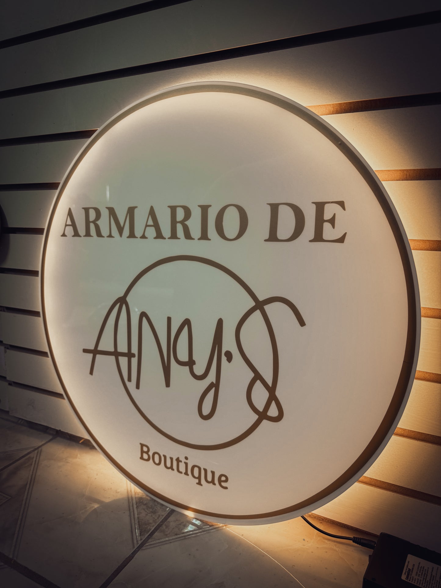 Logo Personalizado Neon - Letrero Luminoso Dorado Espejo 70 cm