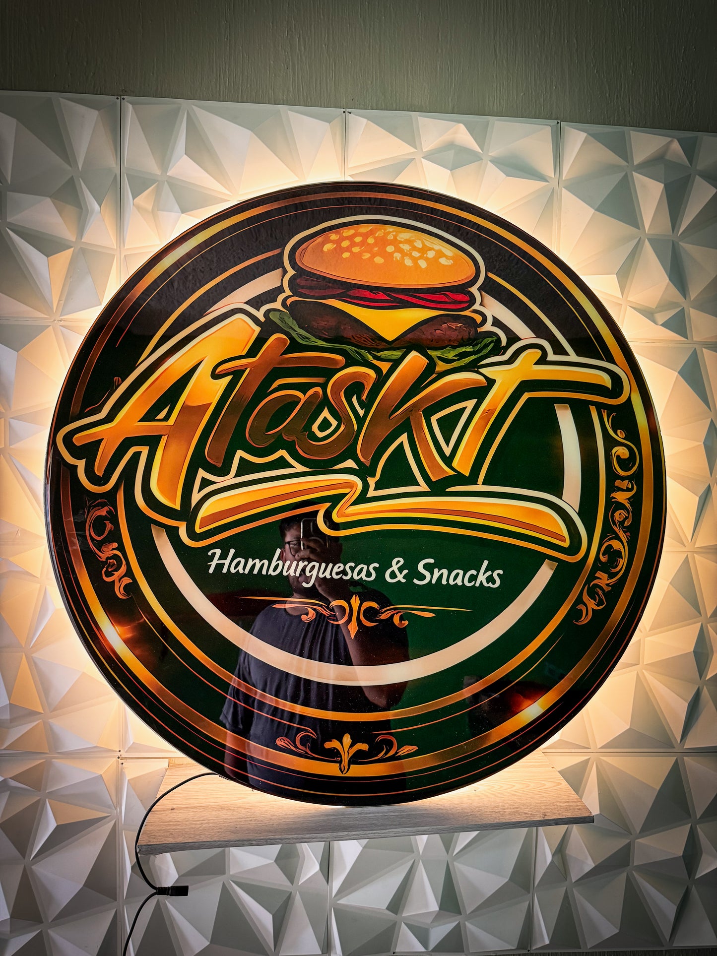 Logo Personalizado Resina Epoxi y Neon 80 cm