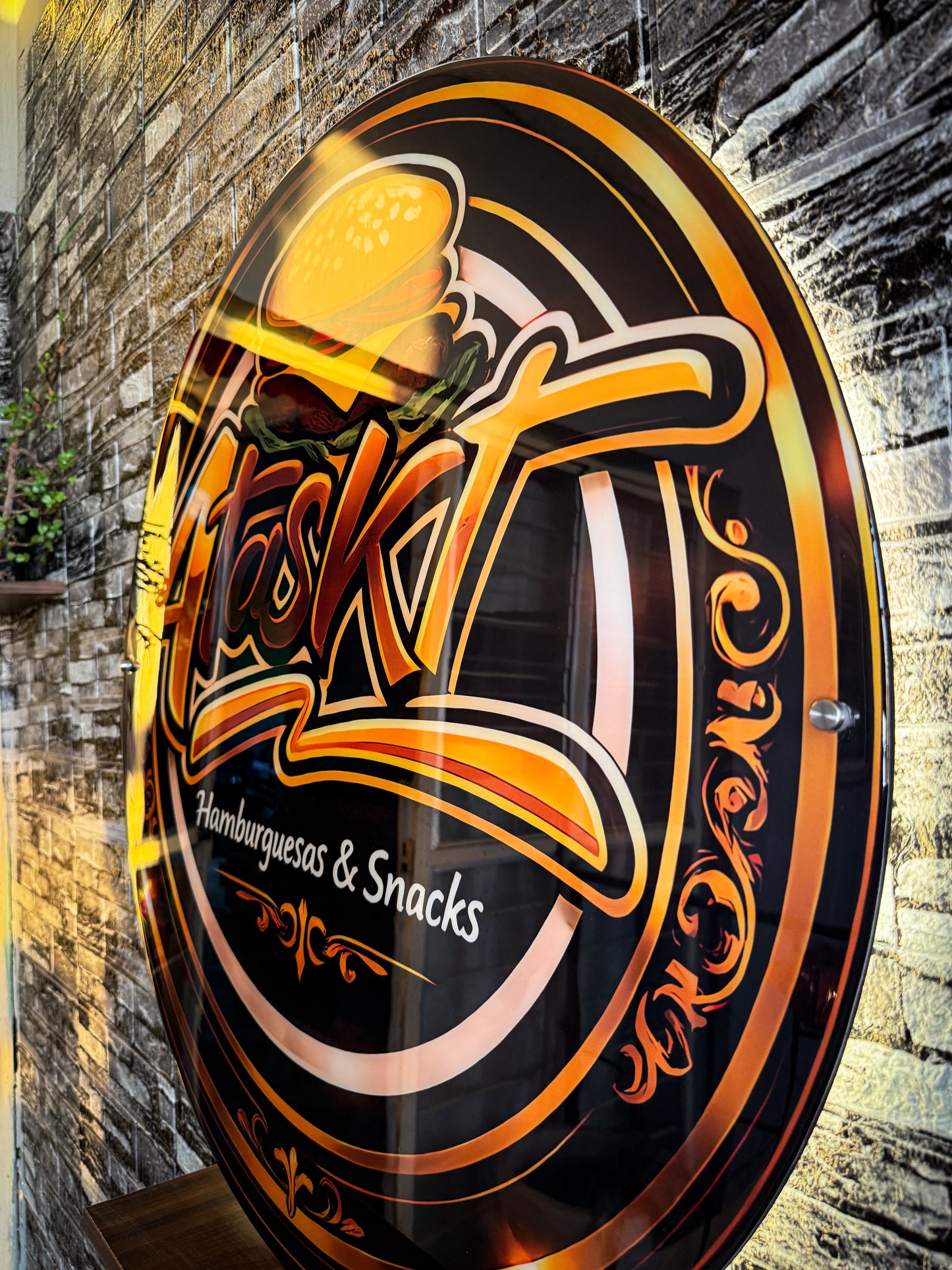 Logo Personalizado Resina Epoxi y Neon 80 cm