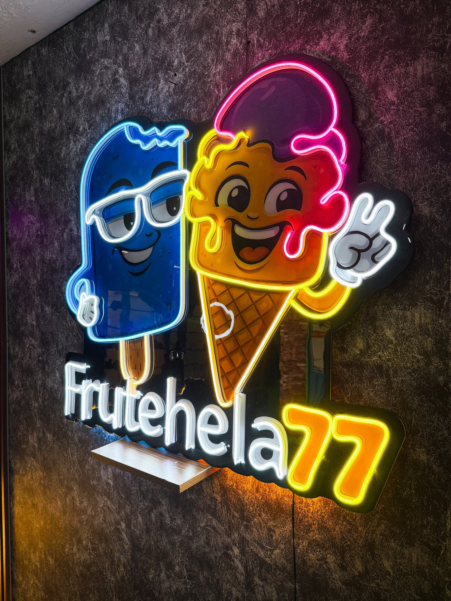 Letrero Personalizado de Resina Epóxica y Neon